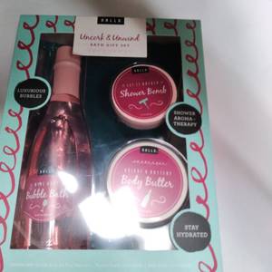 lot 9656 image: UNCORK AND UNWIND BATH GIFT SET