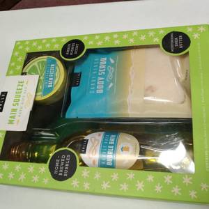 lot 9658 image: MAIN SQUEEZE BATH GIFT SET
