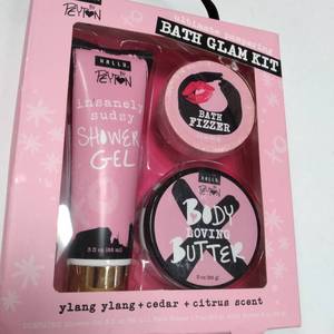 lot 9659 image: BATH GLAM KIT GIFT SET