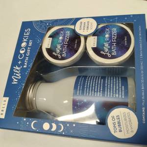 lot 9660 image: MILK AND COOKIES BATH GIFT SET