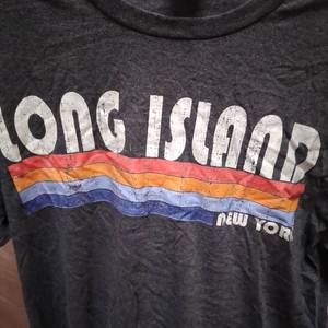 lot 9751 image: LONG ISLAND NEW YORK T SHIRT SIZE L