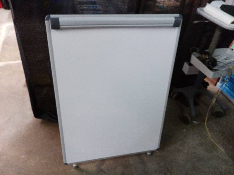 lot 12 image: Tripod Easel