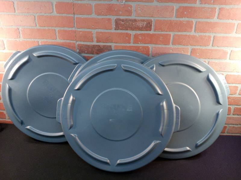 lot 17 image: Rubbermaid Brute Trash CanDrum Lids