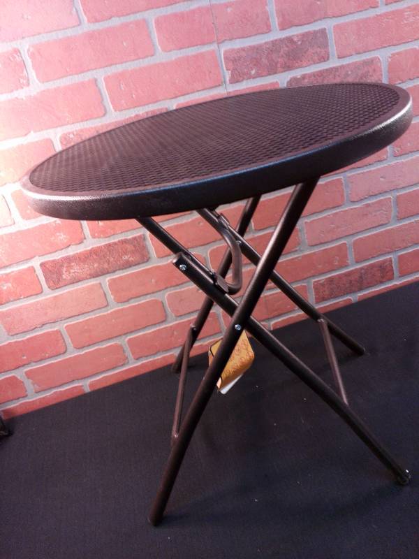 lot 25 image: Metal Patio Table