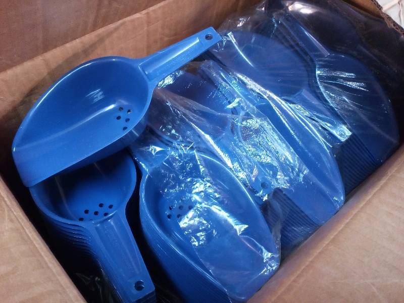 lot 44 image: American Airlines Ice Scoops (Plastic)