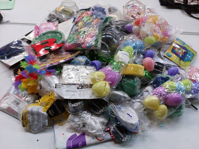 lot 58 image: Lot of Party Supplies-Variety