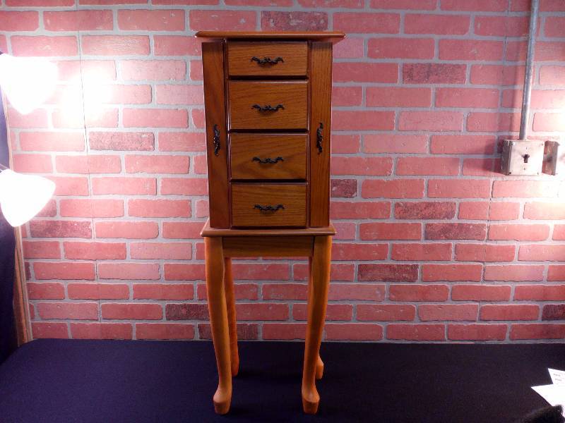 lot 74 image: Standing Jewelry Box