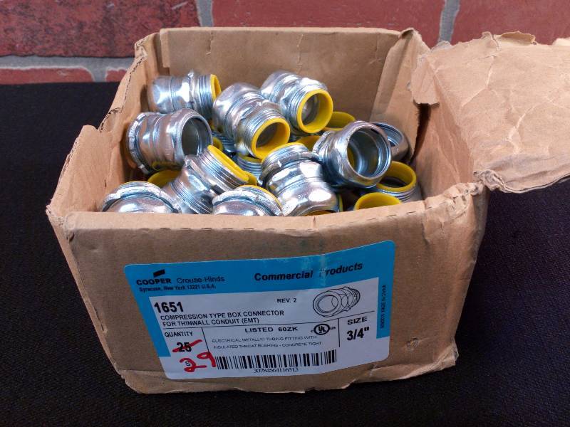 lot 118 image: Crouse Hinds EMT Compression Connectors