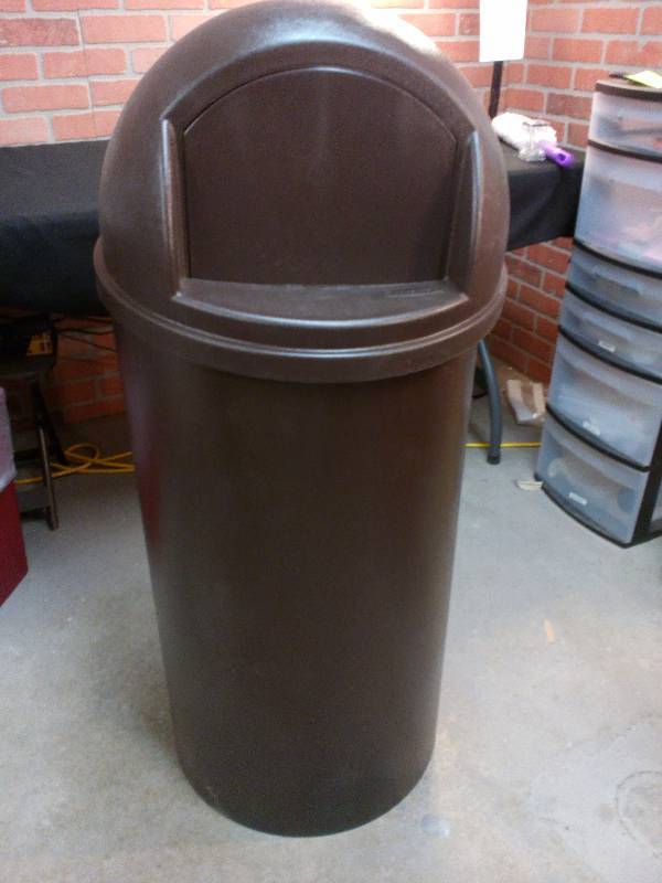 lot 139 image: Rubbermaid Commercial Trash Can