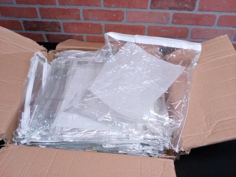 lot 214 image: Light Weight Zipper Plastic Storage Bags