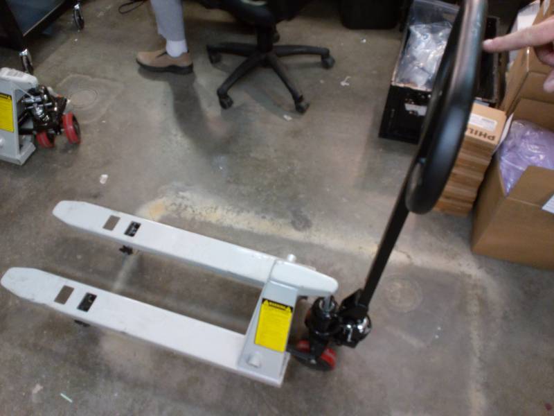lot 233 image: Roughneck Mini Pallet Jack With Handle WF2