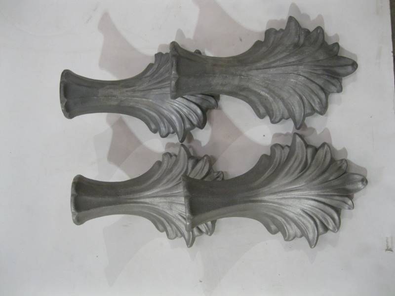 lot 2453 image: Aluminum Claw Feet