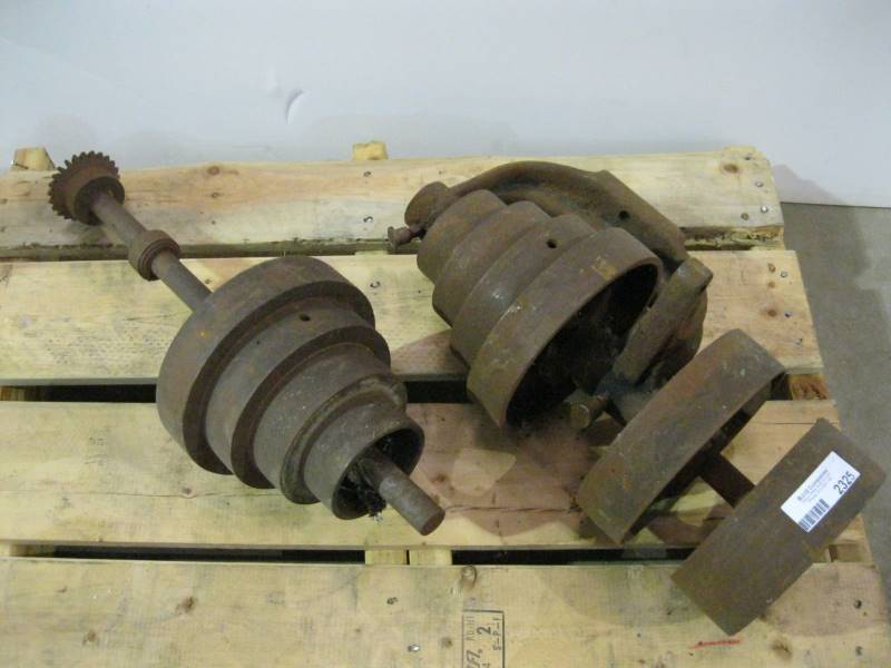 lot 2325 image: Vintage Pulley Speed Reducer