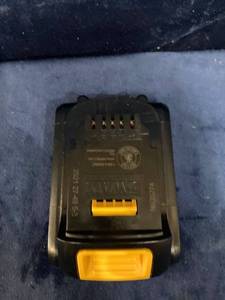 lot 75666 image: DEWALT LITHIUM ION 20v MAX BATTERY