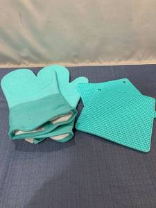lot 75465 image: 4 Piece Kitchen Oven Mitts, Light Blue