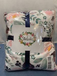 lot 75480 image: Sahaler Boutique Crib Bedding