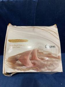 lot 75763 image: AREA RUG SOFT AND FLUFFY 3x5 FEET CHAIR COVER AND PILLOW CASE