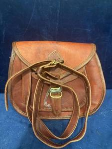 lot 75796 image: RED LEATHER SATCHEL WITH STRAPS