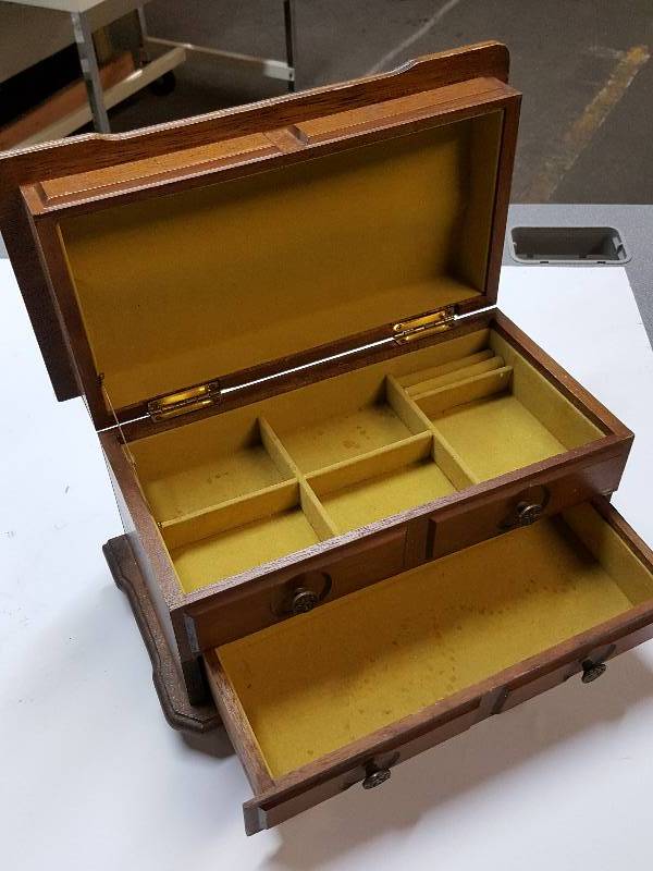lot 8387 image: Dresser top jewelry box with wind up tunes when you open to bottom drawer