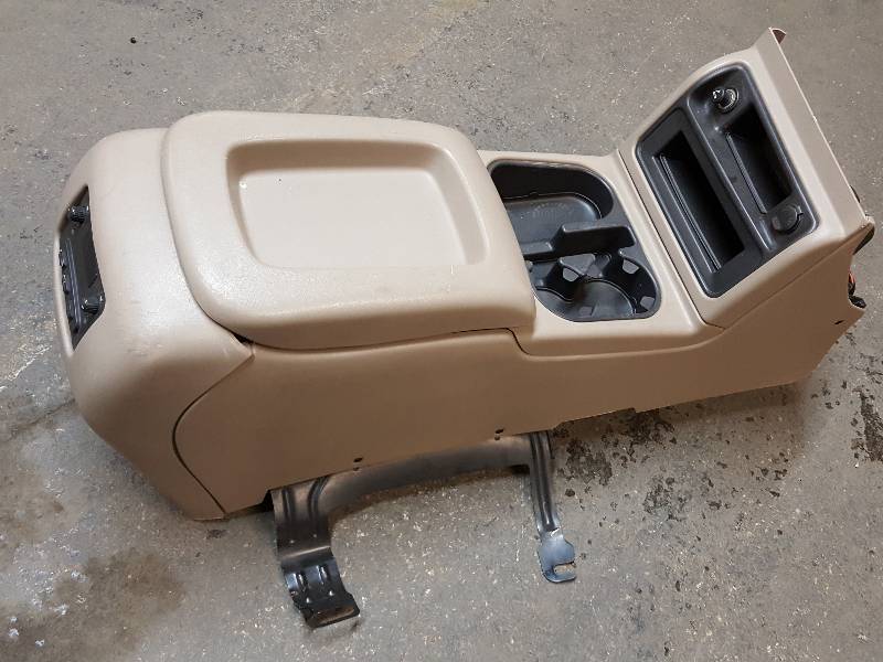 lot 8418 image: Its new and we believe made for the 03-06 Chevy GMC trucks with front bucket seats.