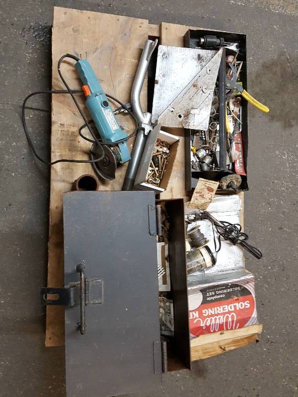 lot 8412 image: Theres got to be something here worth an minimum bid of 99 cents, maybe more if you look real close at the complete pallet of stuff
