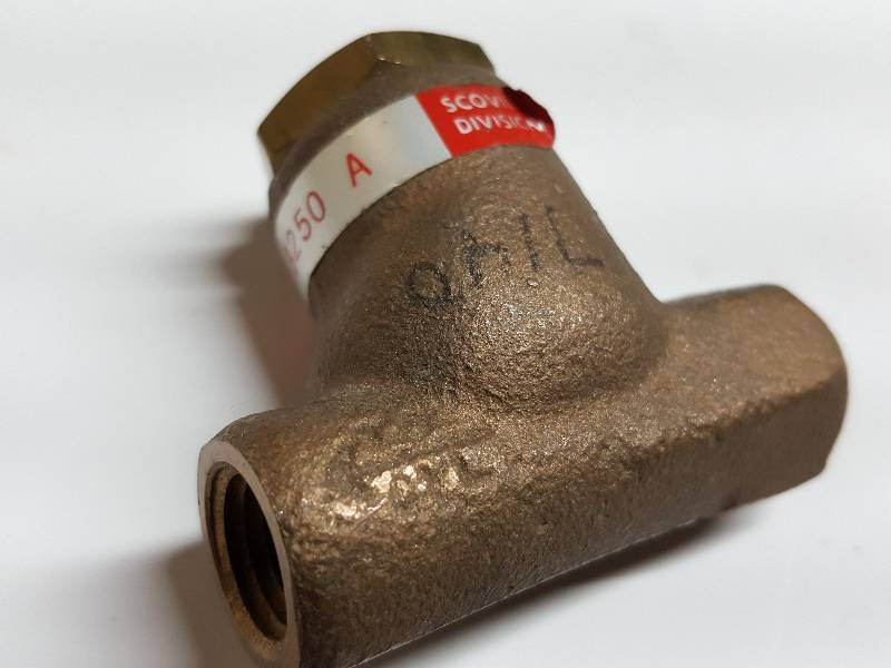 lot 8409 image: New 14 pipe thread inline pressure regulator Schrader 3250 Series flow control valve.