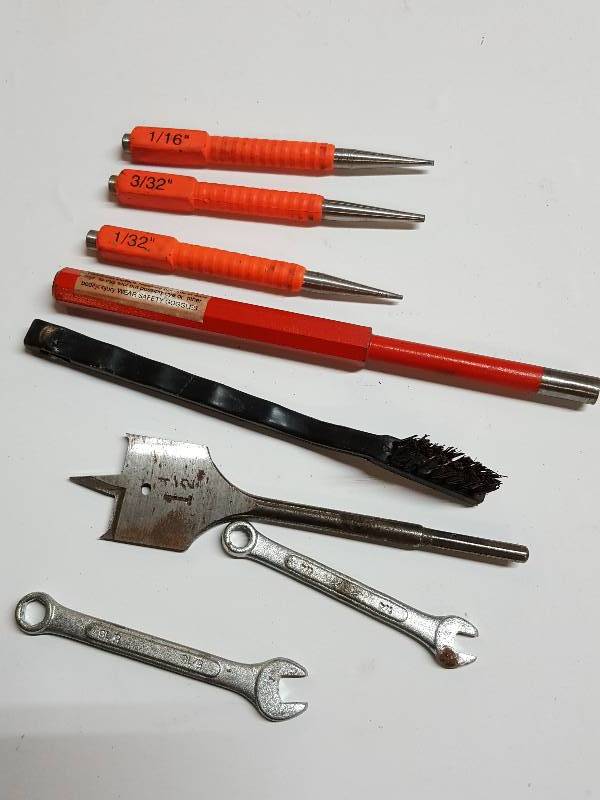 lot 8403 image: Assorted tools including 4 Drift Punches and small wire brush and a 1-12 flat wood boring bit with a couple