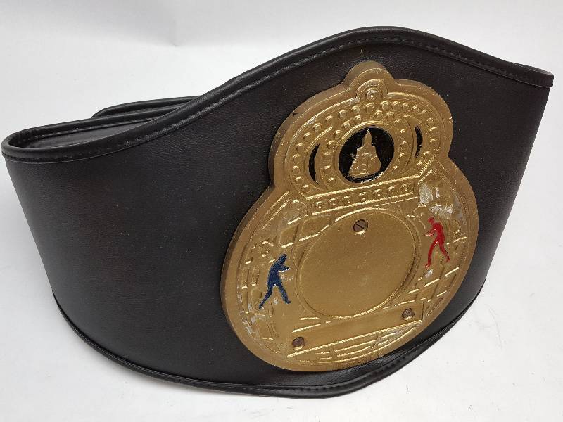 lot 8392 image: Boxers title belt with emblem in the middle but no medallion.  Award given by Ringside Boxing