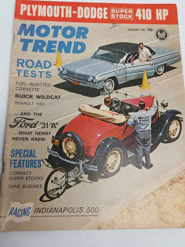 lot MT8-62 image: August 1962 Motor Trend magazine collectable issue featuring Fuel Injected Vette