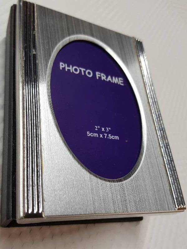 lot 8352 image: Its new and pretty cool small 2 X 3 picture frame with inserts for a bunch of photos and then using the special one in the front oval