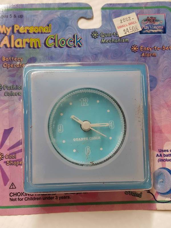 lot 8353 image: Cute and still in the new unopened package is the single AA battery Quartz alarm clock.