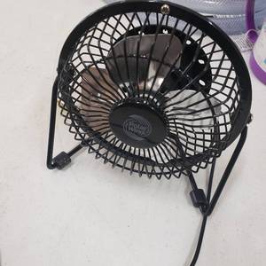 lot 22557 image: Polar Wind USB Powered Desk Fan