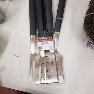 lot 22596 image: Farberware Barbecue set of 6 Tools and Gloves