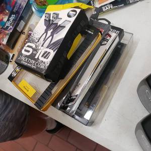 lot 22602 image: Set of 5 Miscellaneous Phone Cases and 2 Type c Chargers