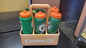 lot 5493 image: Lott of 6 Gatorade Squeeze Bottles, 30 Oz W a Bottle Carrier&nbsp