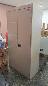 lot 23436 image: Metal Storage Cabinet W 3-Tier Shelving&nbsp