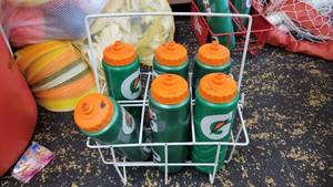 lot 23458 image: Lott of 6 Gatorade Squeeze Bottles, 30 Oz W a Metal Bottle Carrier&nbsp