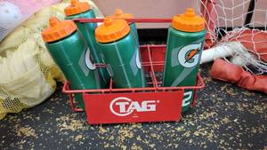 lot 23459 image: Lott of 5 Gatorade Squeeze Bottles, 30 Oz W a Red Bottle Carrier&nbsp