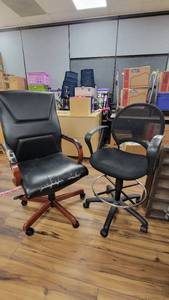lot 9760 image: 2 Rolling Office Chairs