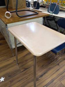 lot 9841 image: Lot of 2 Virco Student Desks&nbsp