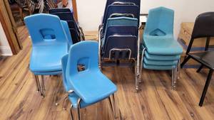 lot 9850 image: Mixed Lott of Blue Kids Chairs - 18 Altogether