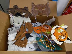 lot 9906 image: Go Wild for Books decor and other miscellaneous items&nbsp