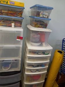 lot 9913 image: Large Lot of Art supplies