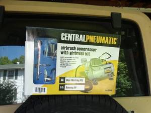 lot 1003 image: Airbrush Kit w Compressor