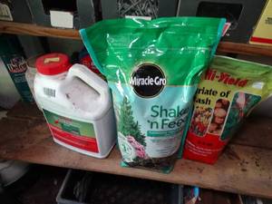 lot 1026 image: Lot of Yard Chemicals