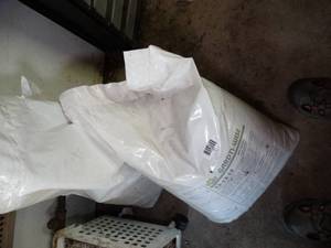 lot 1027 image: 1 -12 Bags of Gardn-Wise Fertilizer