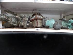 lot 1064 image: Plastic Garden Decor