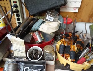 lot 1077 image: Screwdrivers and Misc Tools