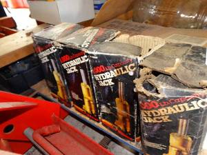lot 1140 image: Lot of 4 Bottle Jacks