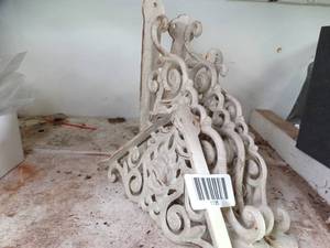 lot 1195 image: Decorative Metal Shelf Supports